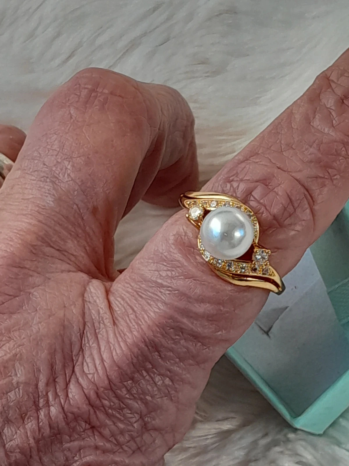 Anillo dorado, con perla blanca y pedrería, talla 60 – photo 5